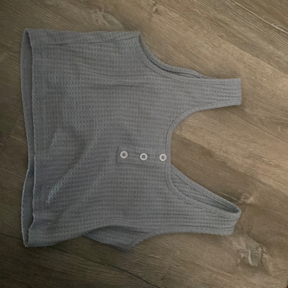 This is a medium tank top. I’m not sure what brand it is. It is like brand new